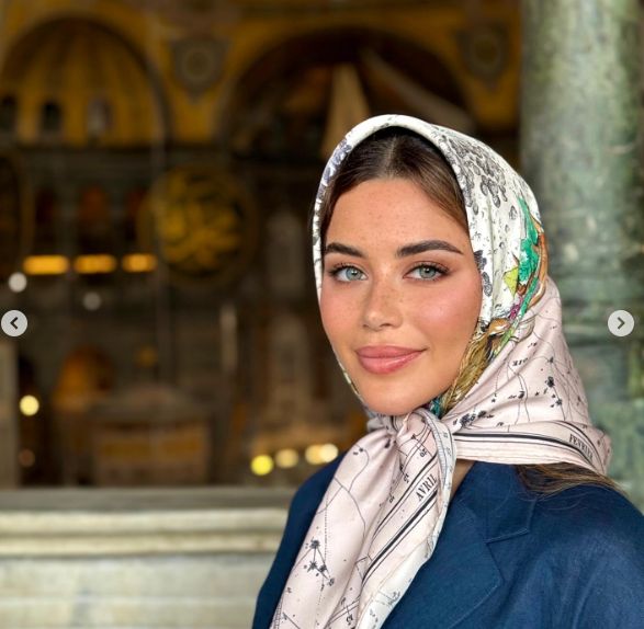 يارا السكري تنشر صورا بالحجاب من زيارتها لتركيا