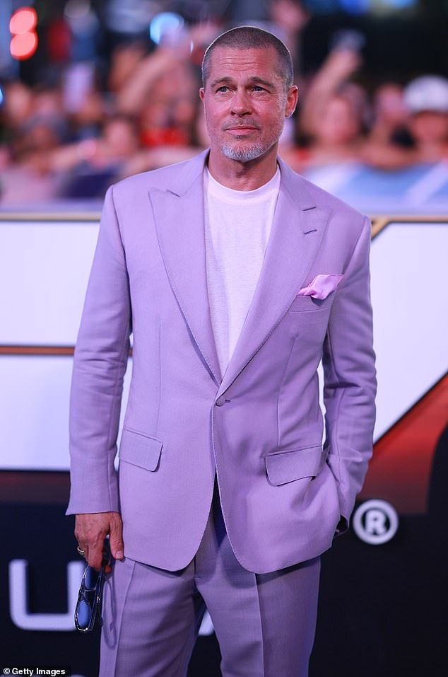 ظهر ببدلة باللون الوردى.. براد بيت لا يزال يحمل لقب "الرجل الأكثر سحراً"