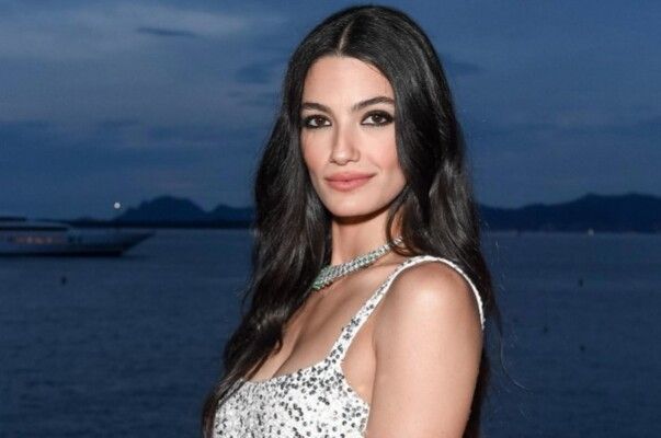 تفاصيل وسعر فستان تارا عماد اللافت في زفاف أمينة خليل