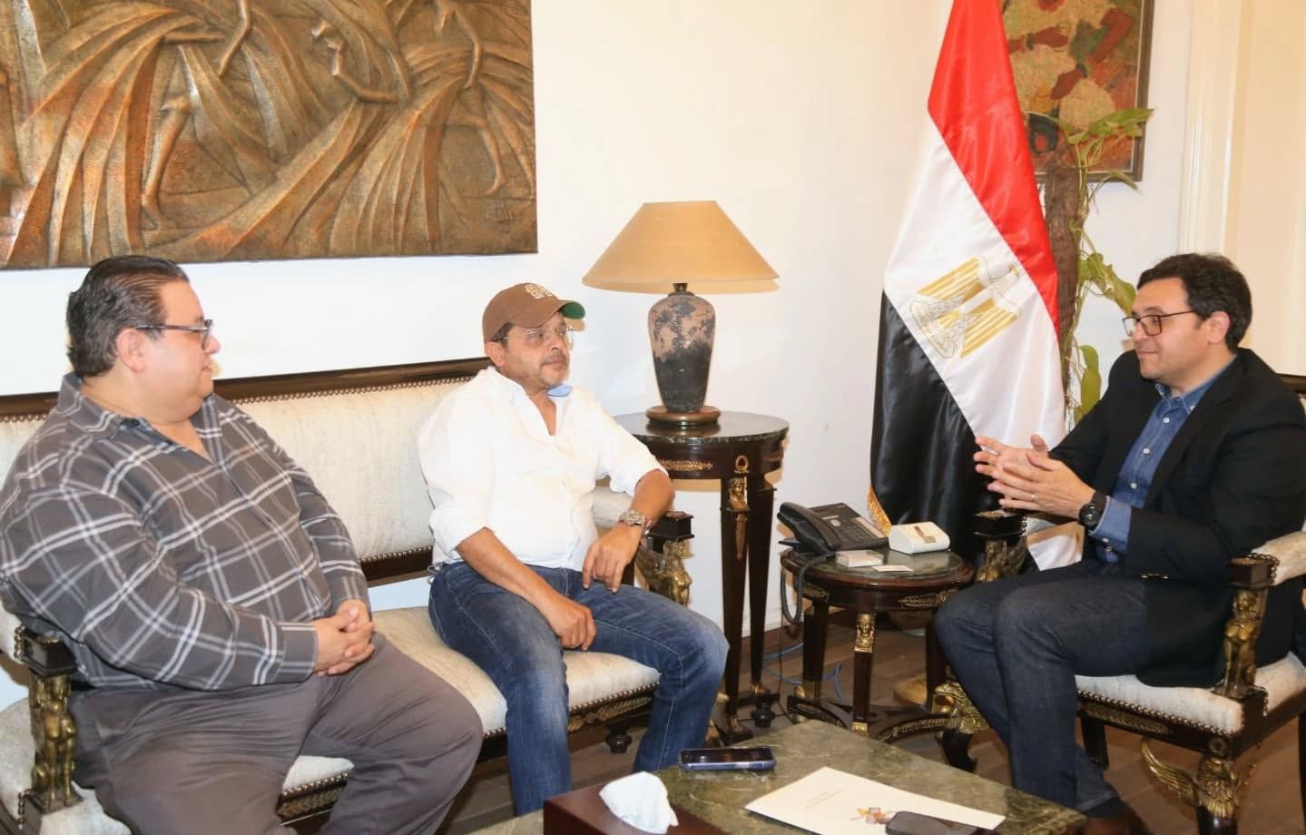 وزير الثقافة يلتقى محمد هنيدى لبحث تقديم عروض مسرحية بالمحافظات