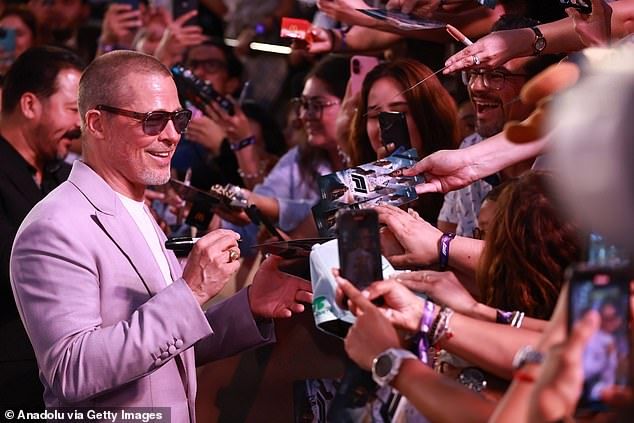 ظهر ببدلة باللون الوردى.. براد بيت لا يزال يحمل لقب "الرجل الأكثر سحراً"