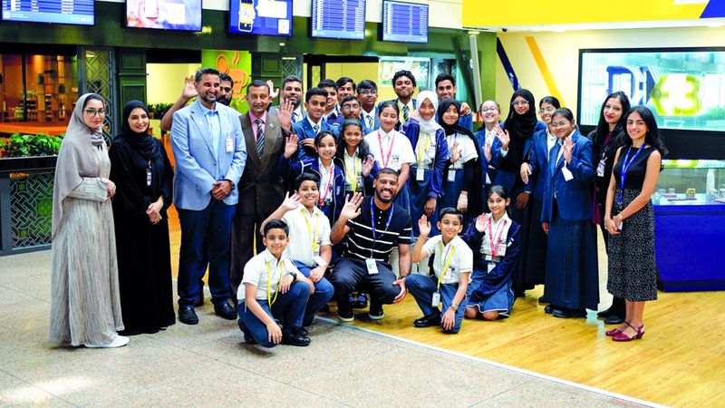 الامارات | مطارات دبي تكرّم أحد أوائل القادمين إلى الإمارة بـ «ختم دخول رسمي»