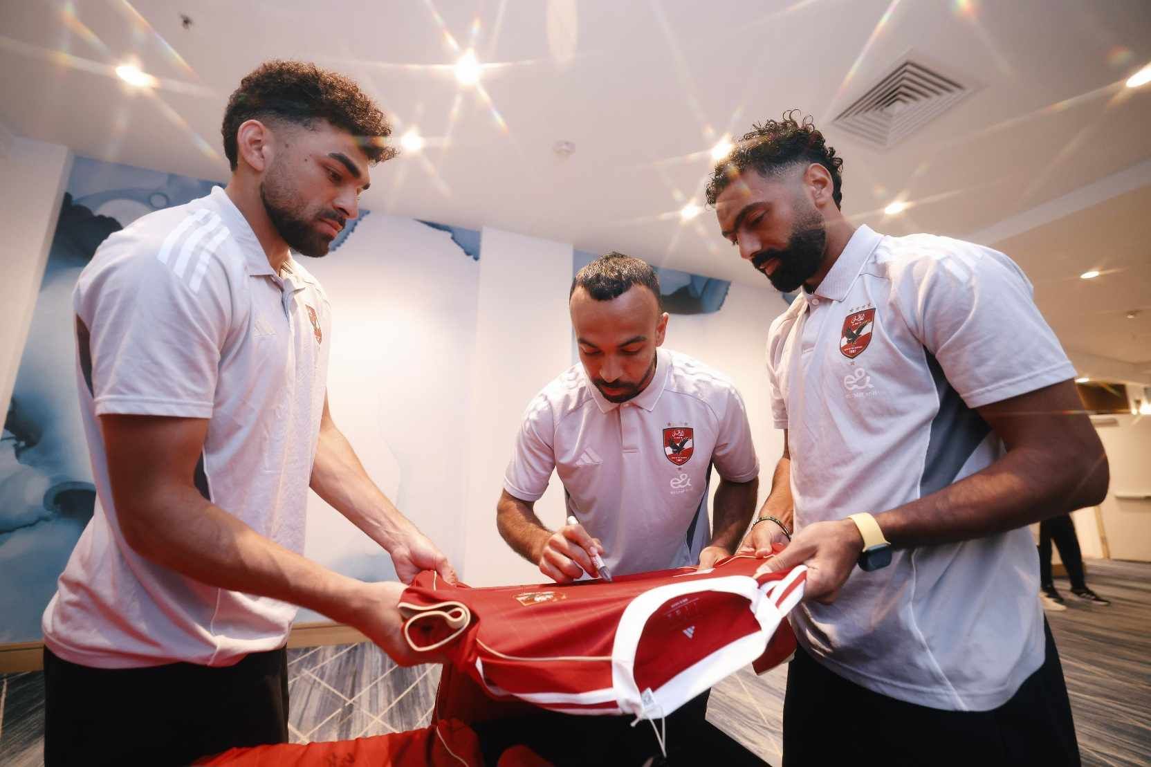 فيفا يحصل على توقيعات لاعبي الأهلي قبل انطلاق كأس العالم للأندية