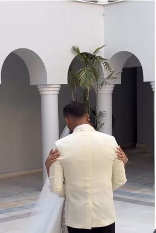 بقبلة على الرأس واليد.. يوسف حشيش يستقبل عروسته منة عدلى القيعي (صور)