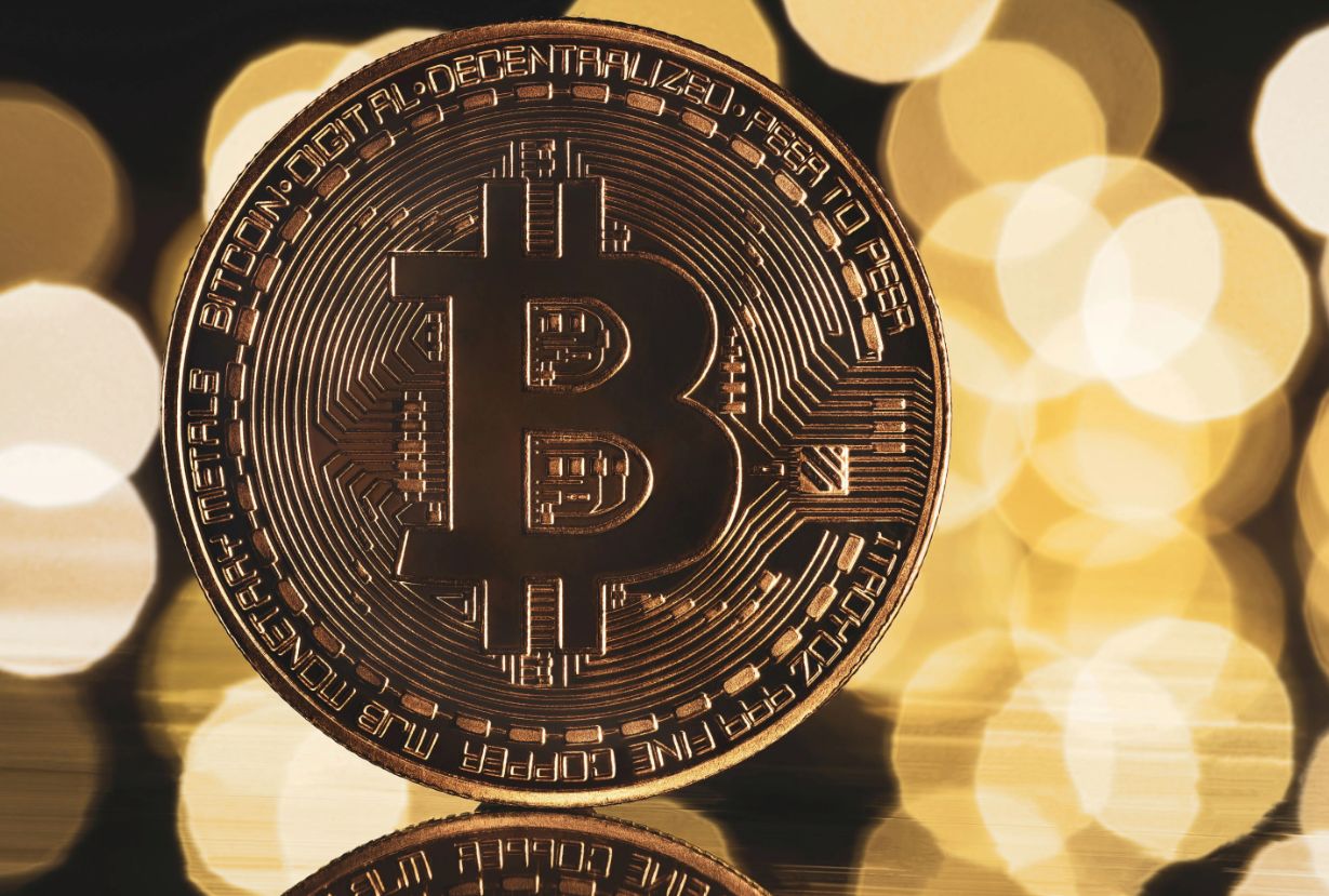 تراجع سعر البيتكوين رغم التحسن الملحوظ في المؤشرات الاقتصادية العالمية