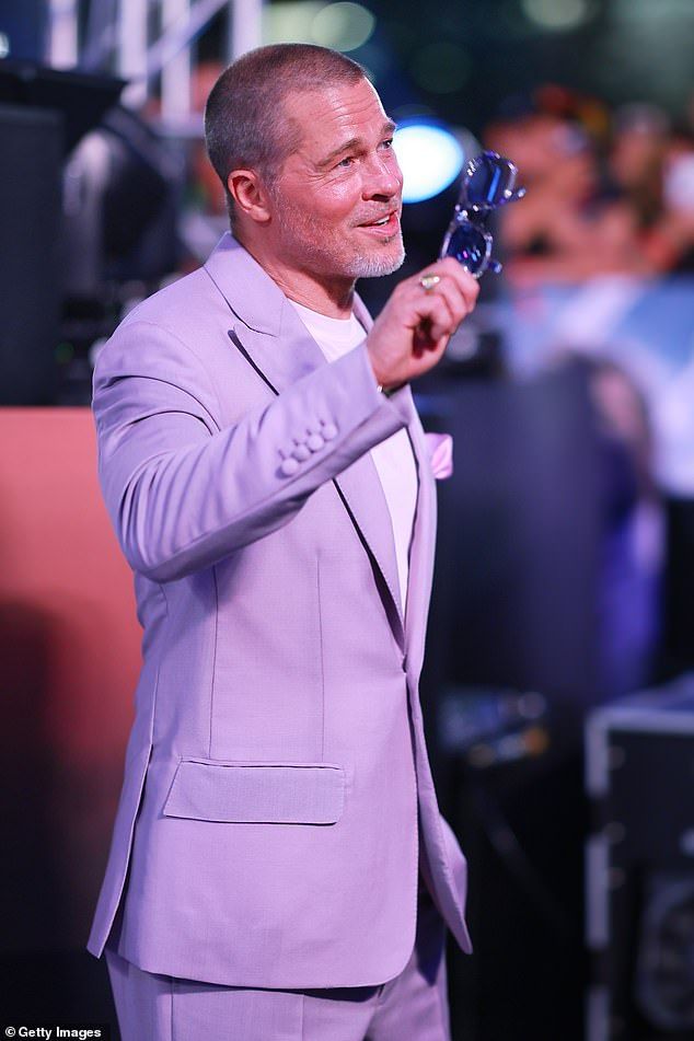 ظهر ببدلة باللون الوردى.. براد بيت لا يزال يحمل لقب "الرجل الأكثر سحراً"