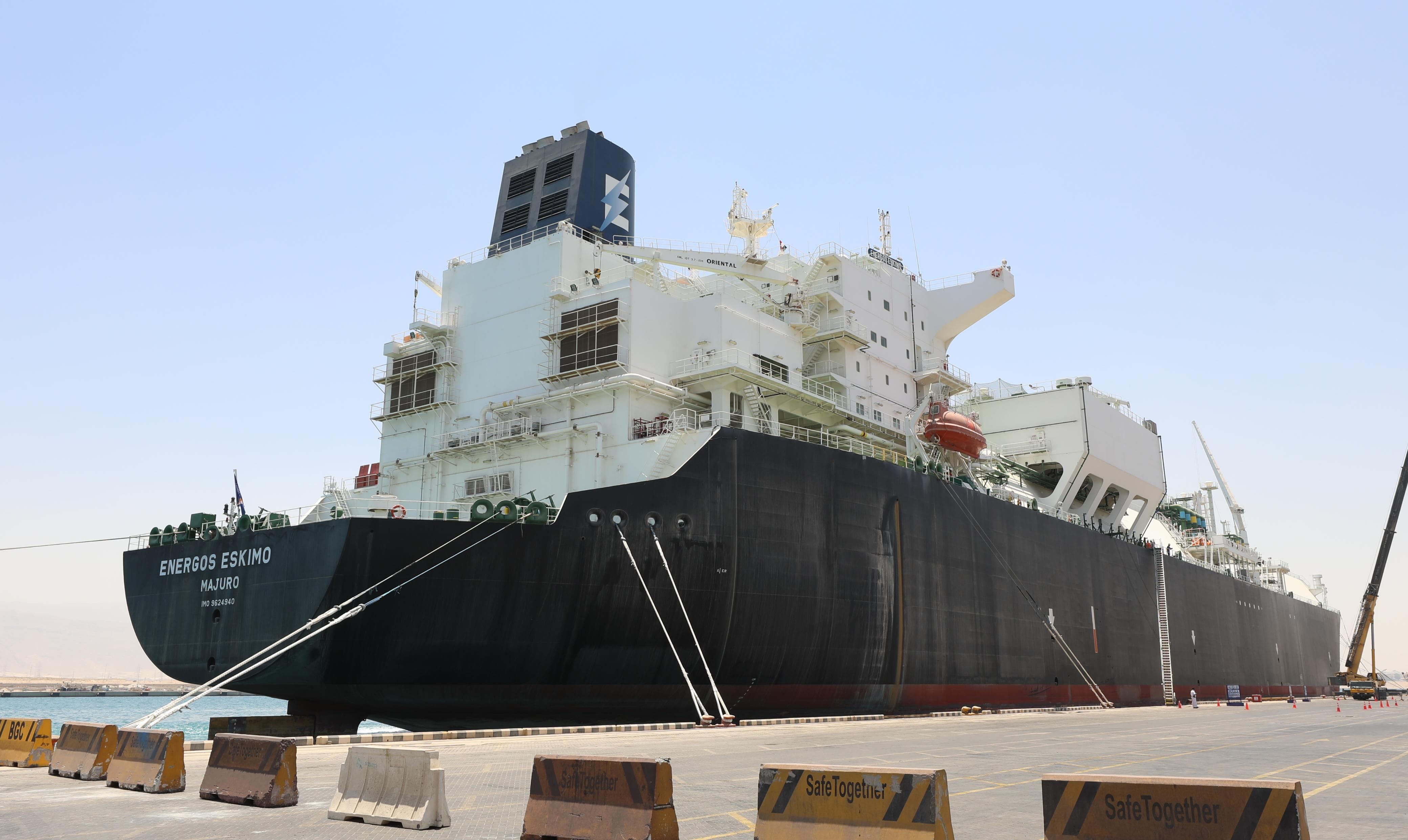 وزير البترول يتفقد موقع استقبال سفينة التغييز الثالثة بالعين السخنة