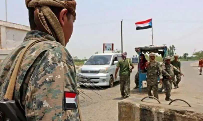 جريمة اشعلت غضب اليمنيين...قيادي أمني في عدن يقتحم منزل عسكري سابق ويصوّر النساء بملابس النوم ويسرق الأموال والمجوهرات "شاهد"