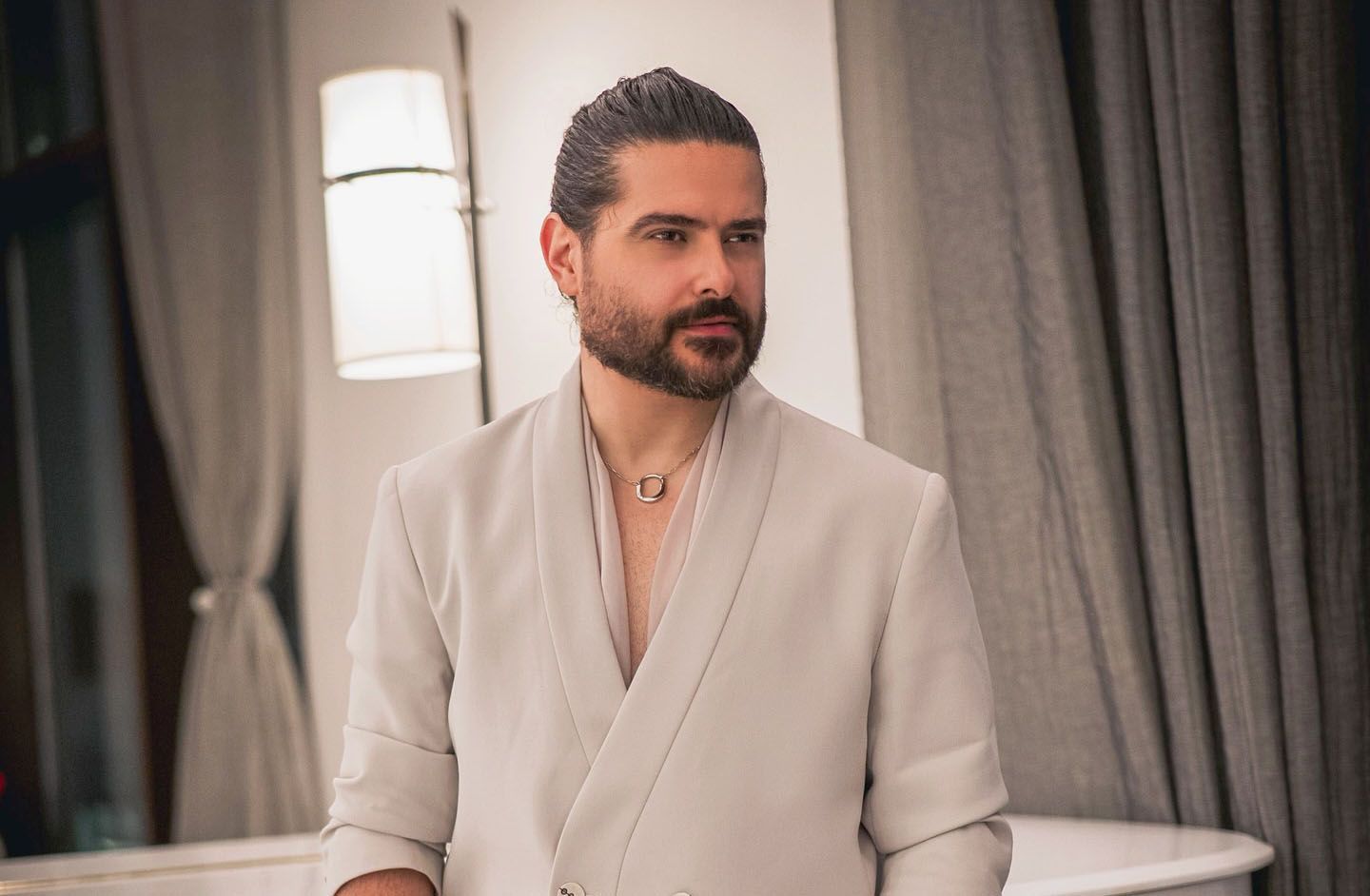 بالفيديو- حبّ من النظرة الأولى… ناصيف زيتون يروي قصّة رومانسيّة بـ”حلوة'”