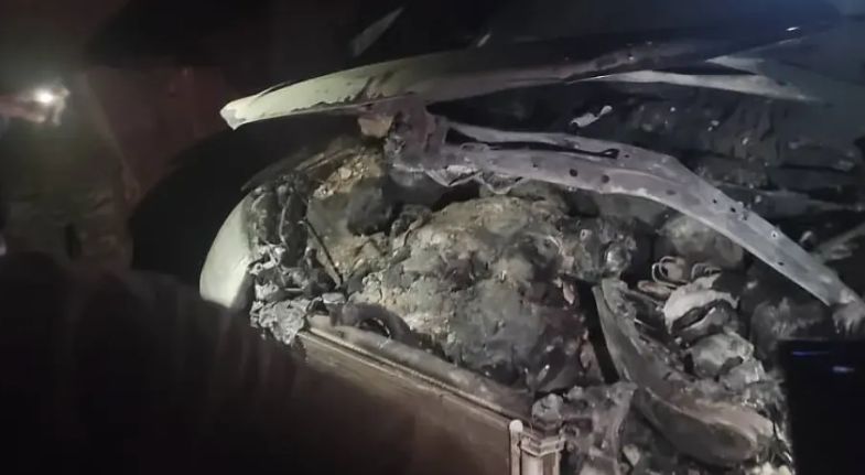 لن تصدق السبب...إحراق سيارة الفنان "الوافي" في تعز "شاهد"