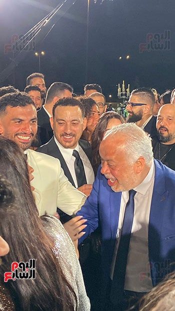 تأثر عدلى القيعى خلال رقصه مع ابنته منة بحفل زفافها على يوسف حشيش (صور)