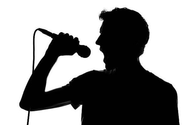 تصريحات غير متوقعة من فنان مرتبط بإحدى أشهر نجمات العالم