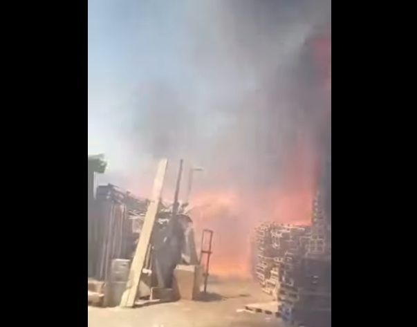 شاهد بالفيديو...حريق هائل يلتهم منازل ومعرض سيارات في شارع تعز جنوب صنعاء