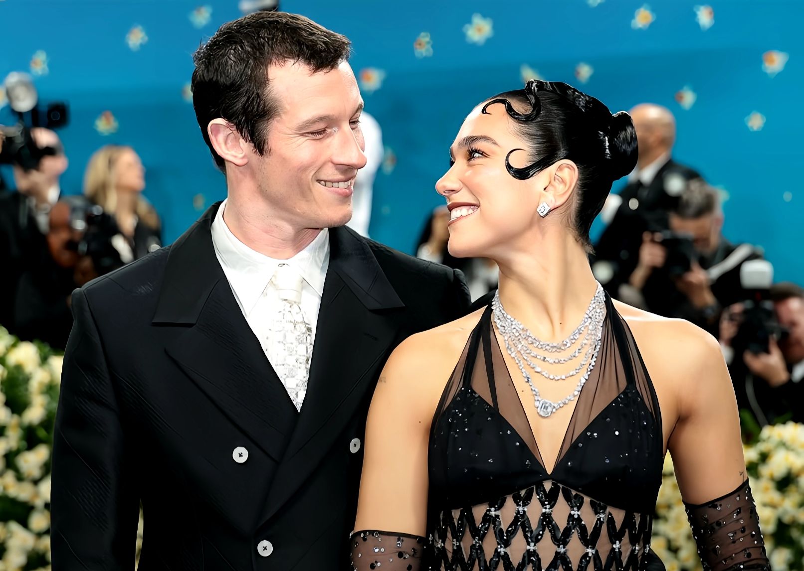 خاتم وخيل وحبّ… دوا ليبا تعلن خطوبتها في لحظة حالمة