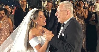تأثر عدلى القيعى خلال رقصه مع ابنته منة بحفل زفافها على يوسف حشيش (صور)