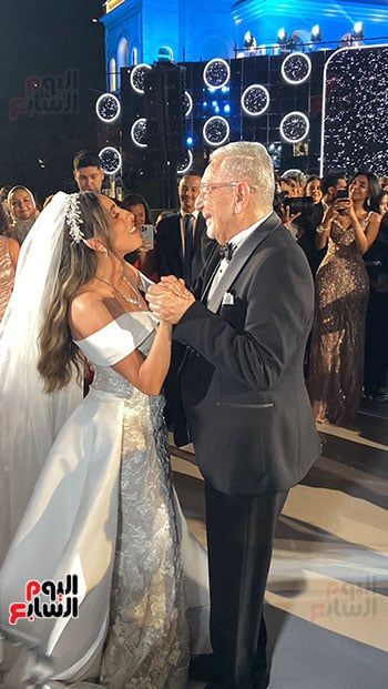 تأثر عدلى القيعى خلال رقصه مع ابنته منة بحفل زفافها على يوسف حشيش (صور)