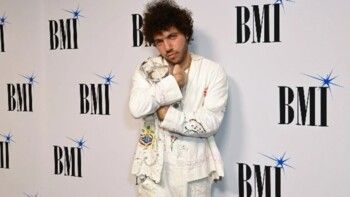 تصريحات غير متوقعة من فنان مرتبط بإحدى أشهر نجمات العالم