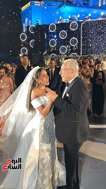 تأثر عدلى القيعى خلال رقصه مع ابنته منة بحفل زفافها على يوسف حشيش (صور)