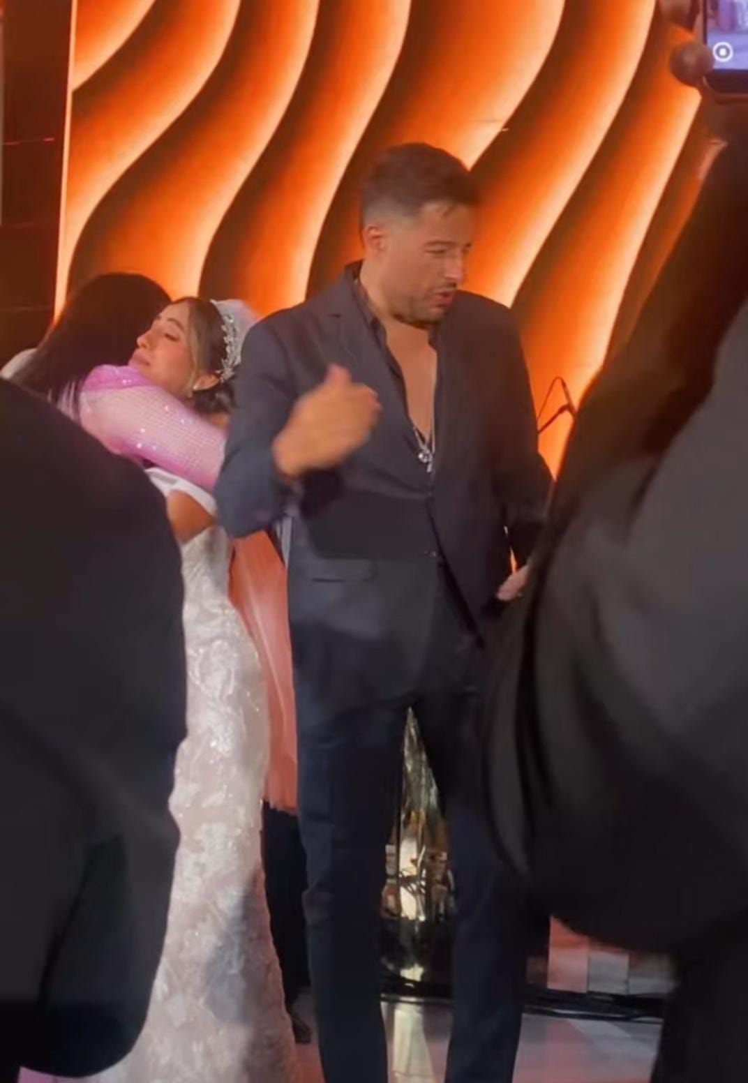 ياسمين عبد العزيز ومنة شلبى ومحمد حماقى فى حفل زفاف منة القيعي (صور)