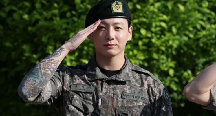 امرأة تُحاول إقتحام منزل جونغكوك بعد تسريحه من الجيش .. وهذا ما حدث