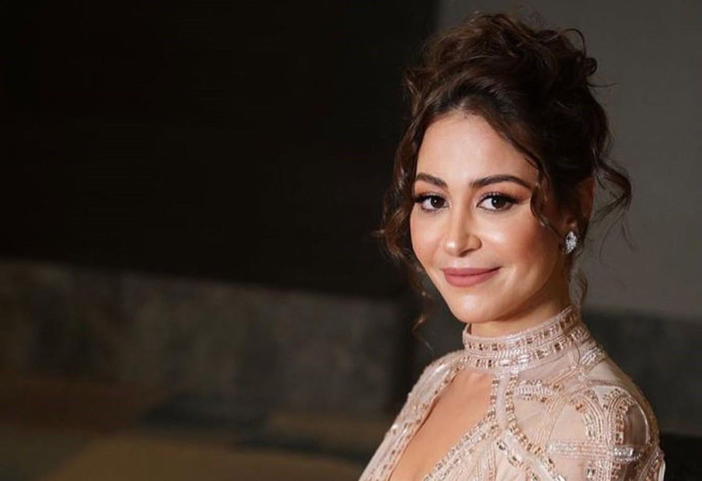 مع دقات الصاجات .. منة شلبي تشعل الأجواء في حفل زفاف منة عدلي القيعي