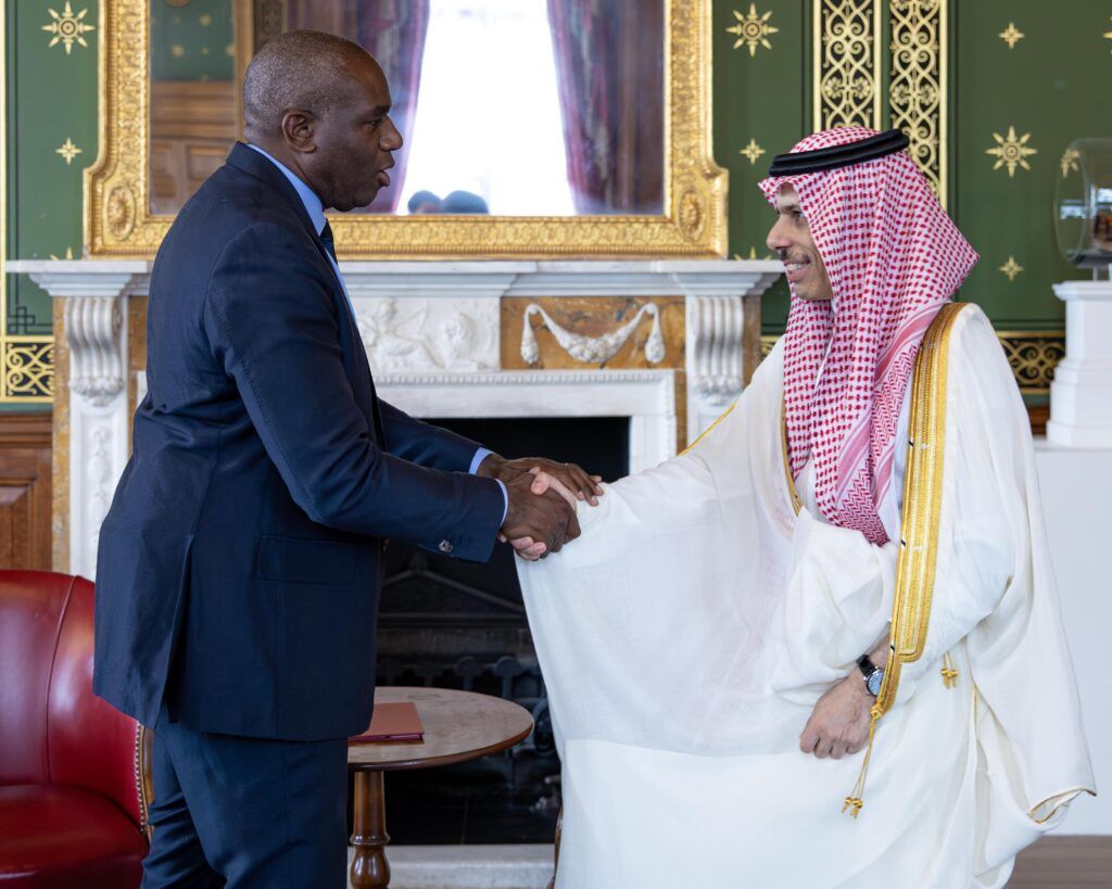 السعودية | سمو وزير الخارجية ووزير الخارجية البريطاني يناقشان آخر المستجدات في المنطقة