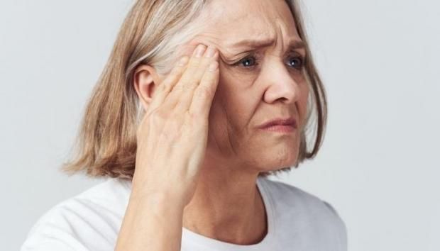 علامات مبكرة تدل على أنك في طريق الخرف.. راقبها جيدا