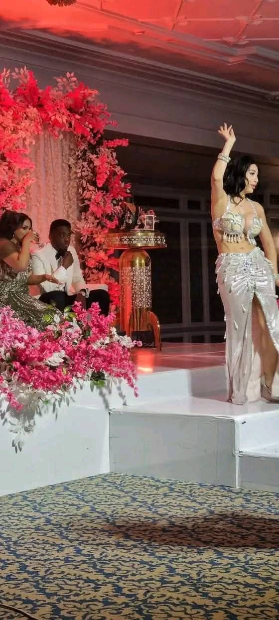 شاهد بالصورة.. أشهر راقصات مصر تشارك بوصلة رقص مثيرة في حفل عقد قران الفنان مأمون سوار الدهب وإبنة الأسطورة محمود عبد العزيز