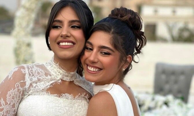 مايان السيد تبكي متأثرة في حفل زفاف شقيقتها