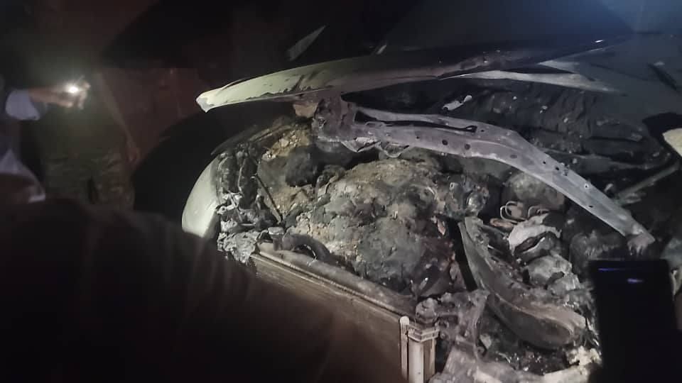 تعز.. مجهولون يضرمون النار في سيارة الفنان سيف الوافي