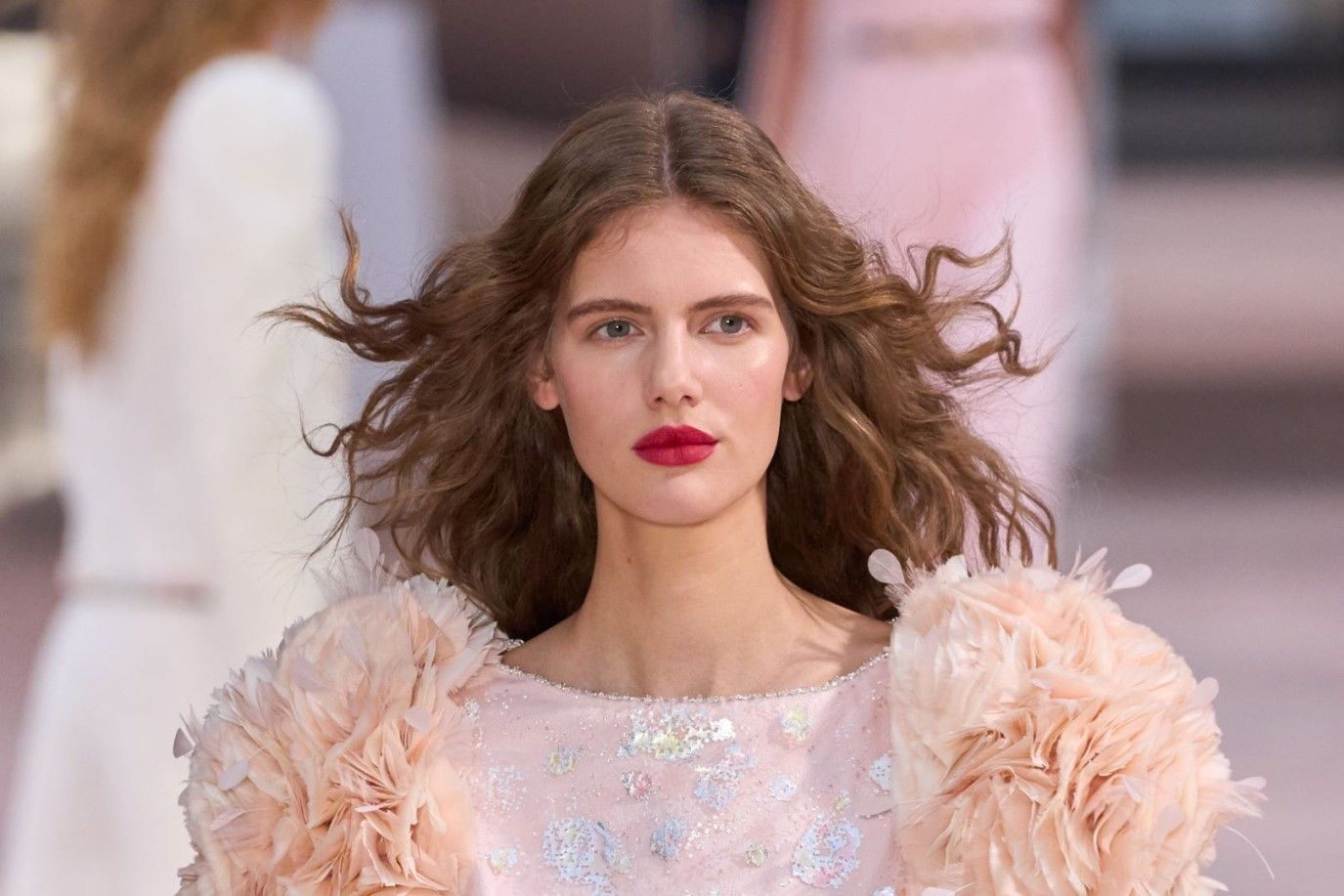 تقنيات تجميلية لتكثيف الشعر.. من الروتين اليومي إلى أحدث العلاجات الطبية