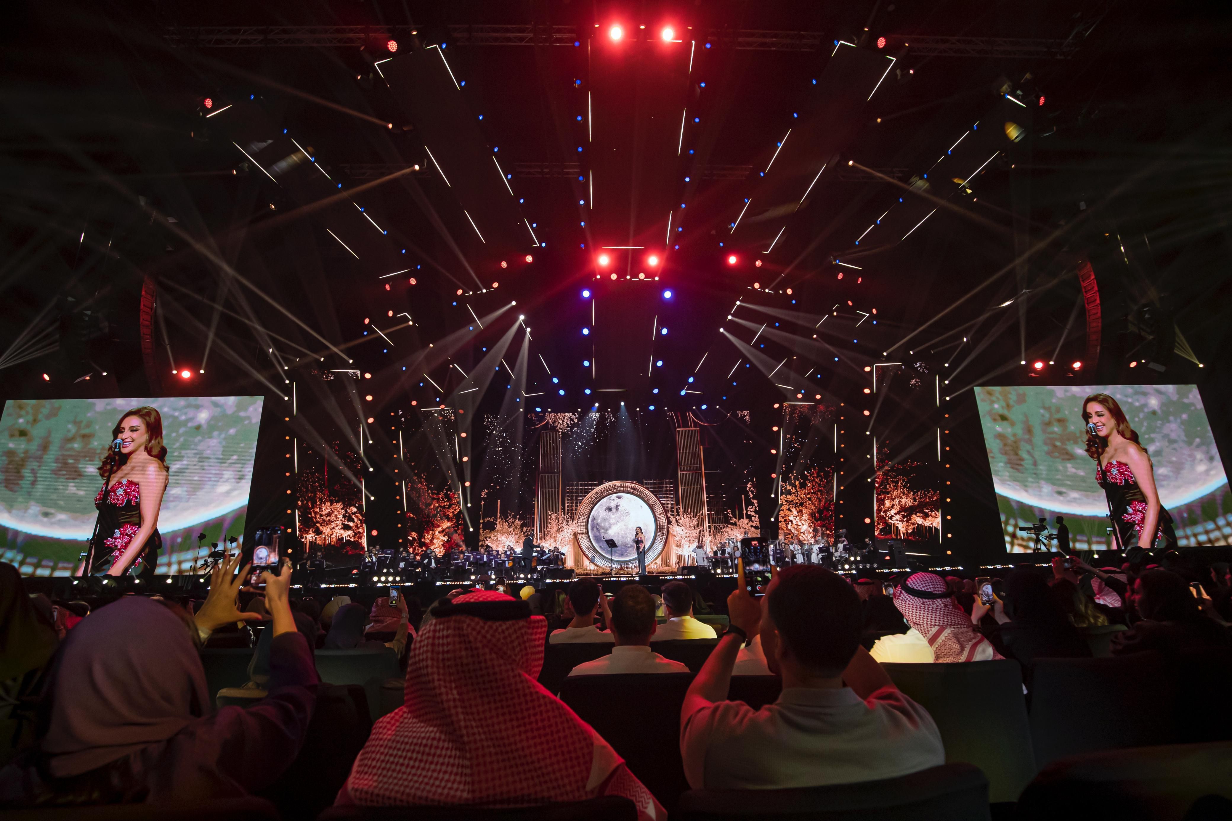 بحفلين كبيرين في الرياض والشرقية.. تفاصيل 72 ساعة أمضتها أنغام مع روتانا