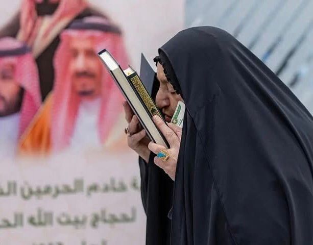 دموع الفرح وهدية السماء.. السعودية تودع ضيوف الرحمن بالمصحف الشريف