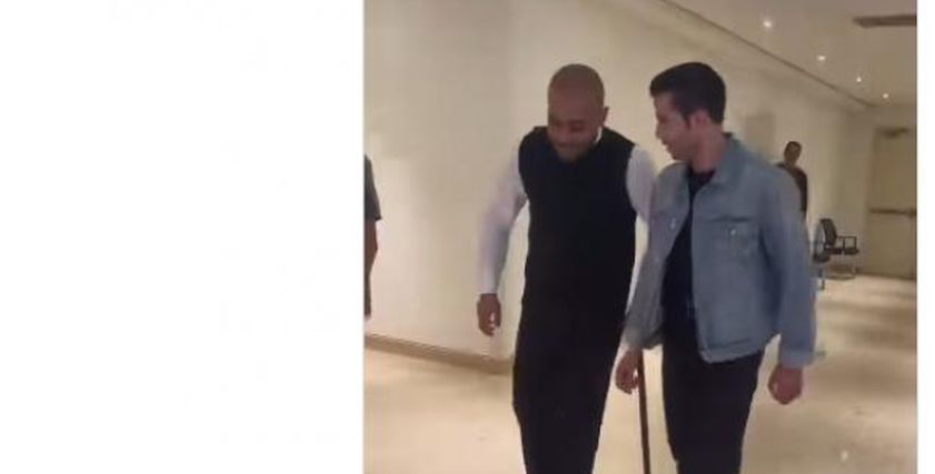 عاجل.. لماذا ظهر الفنان تامر عاشور بالعكاز في آخر حفلاته على المسرح؟