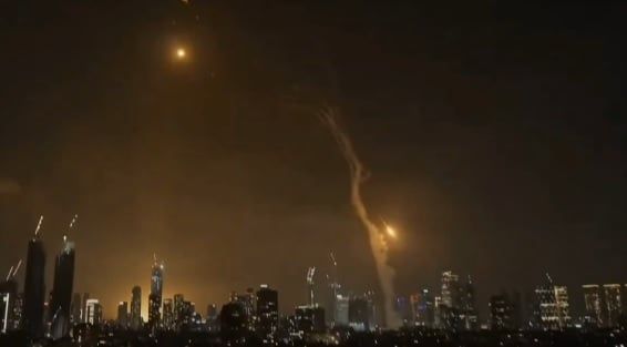 إسرائيل تحت قصف إيران.. لقطات لتصاعد الأدخنة وسط تل أبيب بعد سقوط صواريخ