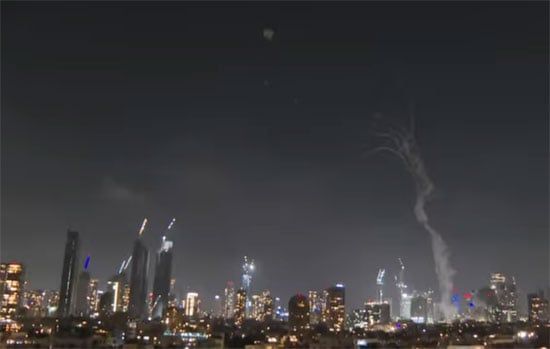 شاهد.. لحظة سقوط أحد الصواريخ فى تل أبيب وفشل القبة الحديدية في إسقاطه.. فيديو وصور