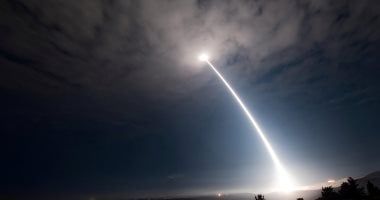 إعلام إسرائيلي: الجيش رصد إطلاق 100 صاروخ باليستي تجاه إسرائيل