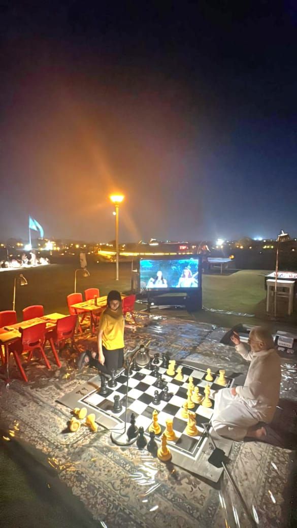 الأمير الوليد بن طلال يجذب الأنظار بلعب الشطرنج مع حفيدته.. صورة