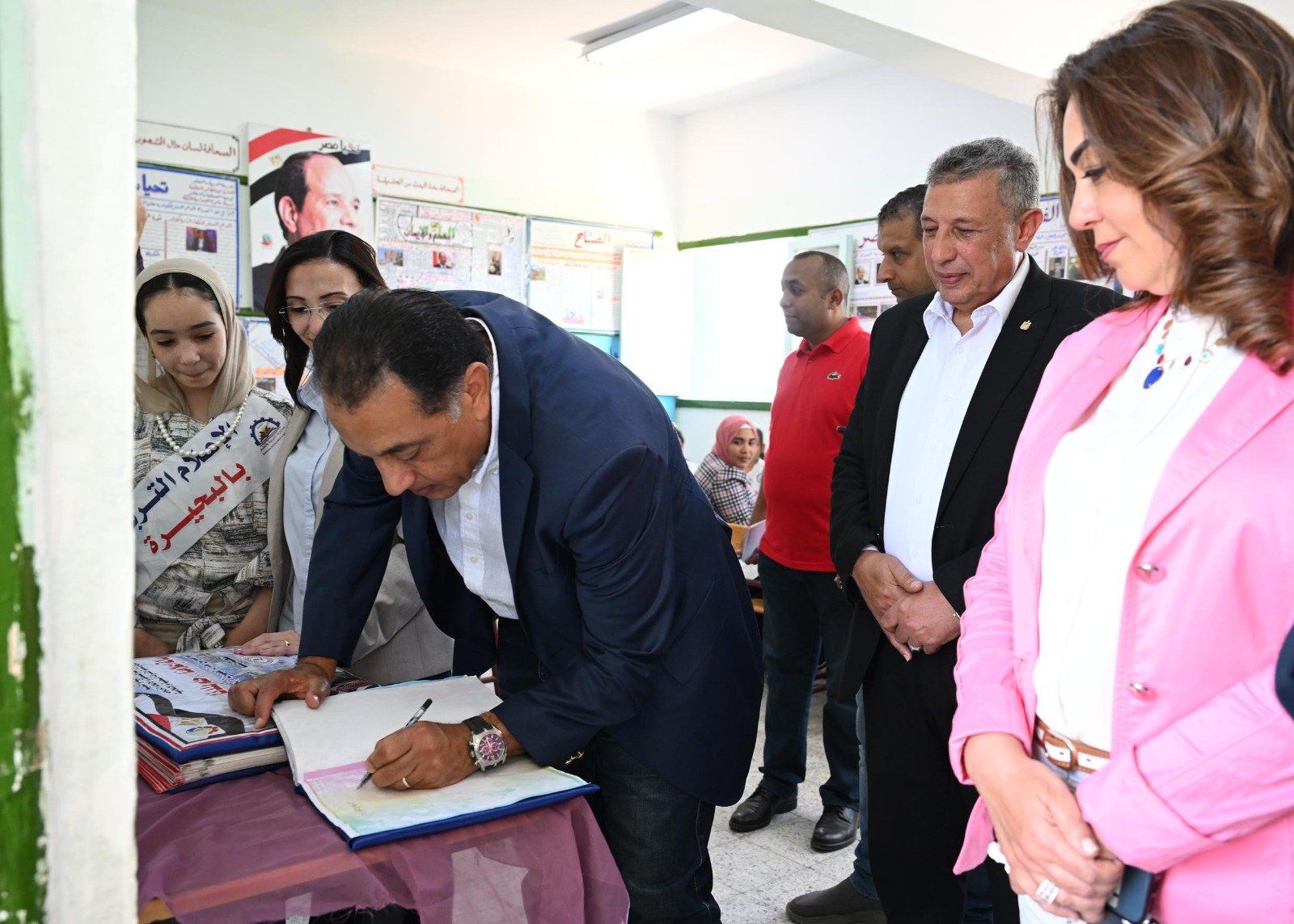 رئيس الوزراء يتفقد مدرسة رزق درويش الابتدائية بزاوية صقر.. ويشاهد الأنشطة الصيفية