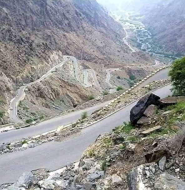 شرطة أبين تضع شروطًا صارمة لفتح طريق "عقبة ثرة" في البيضاء الخاضعة للحوثيين