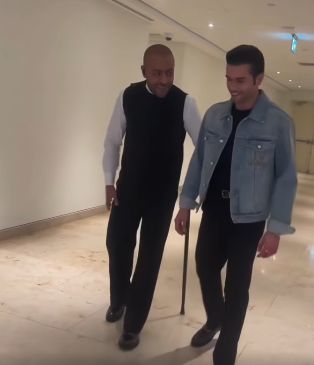 تامر عاشور يظهر بعكاز فى حفل الكويت.. صور