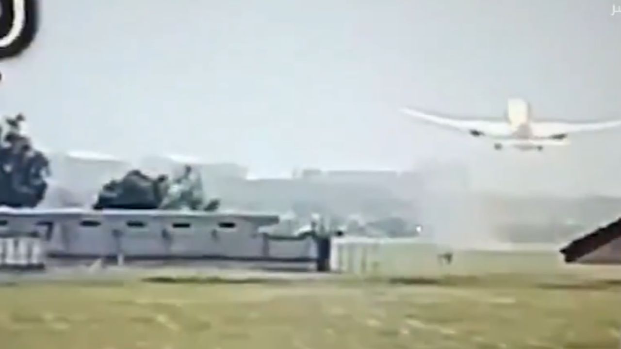 طيار : الطائرة الهندية لم تصطدم بشيء والانفجار حدث بعد سقوطها ..فيديو