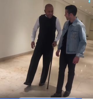 تامر عاشور يظهر بعكاز فى حفل الكويت.. صور