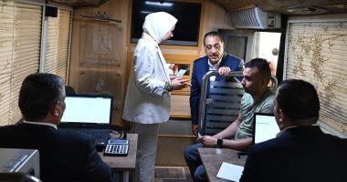 مدبولى يتفقد قافلة خدمية تقدم خدمات متنوعة لمواطنى قرية زاوية صقر بالبحيرة