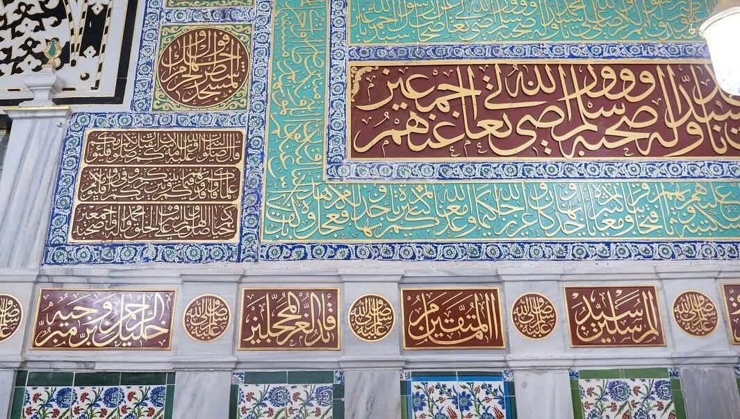 من الخط الكوفي للثلث.. إرث فني خالد على جدران المسجد النبوي