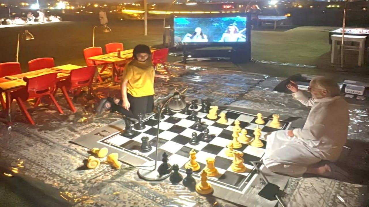 الأمير الوليد بن طلال يجذب الأنظار بلعب الشطرنج مع حفيدته.. صورة