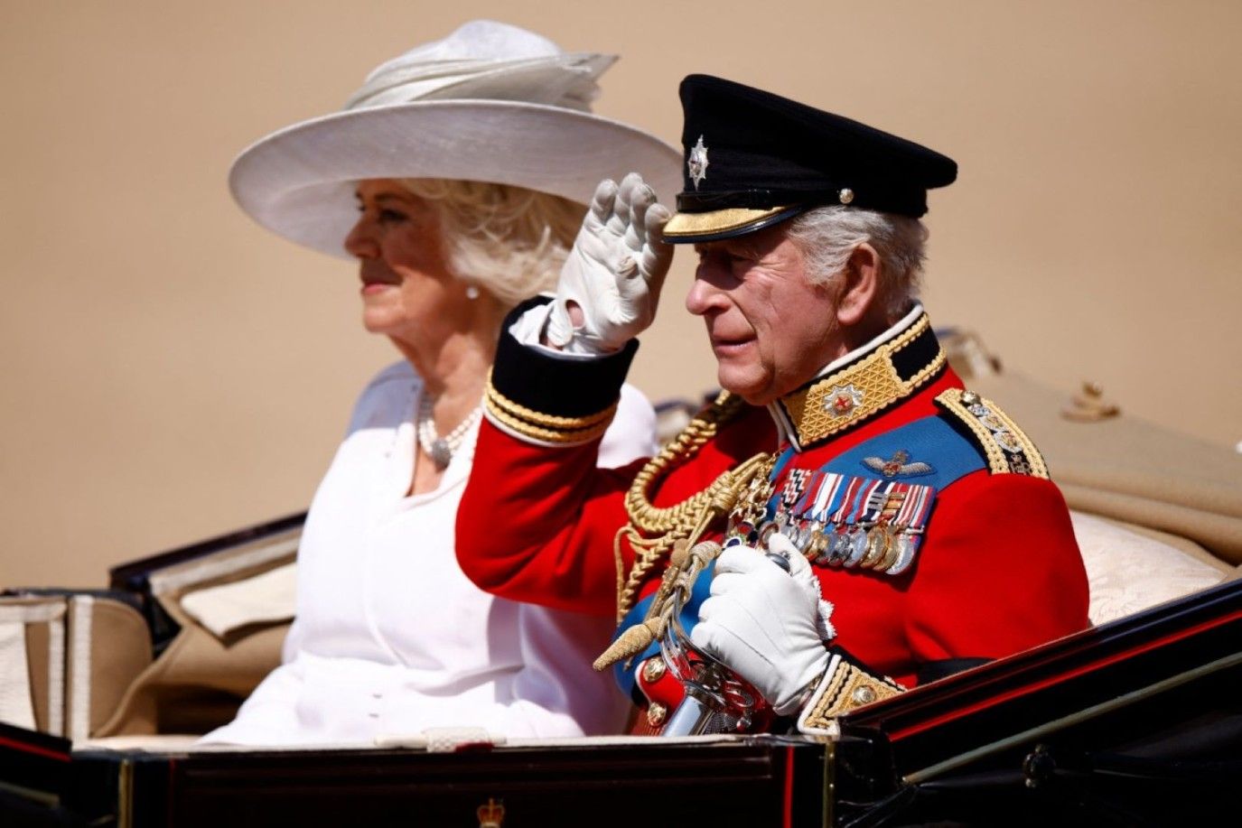 الملك تشارلز غاضب في حديثٍ له مع الملكة كاميلا أثناء Trooping the Colour