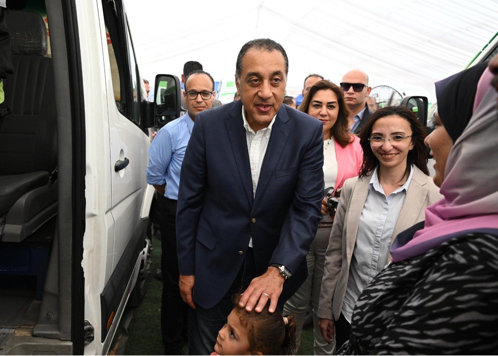 مدبولى يتفقد قافلة خدمية تقدم خدمات متنوعة لمواطنى قرية زاوية صقر بالبحيرة