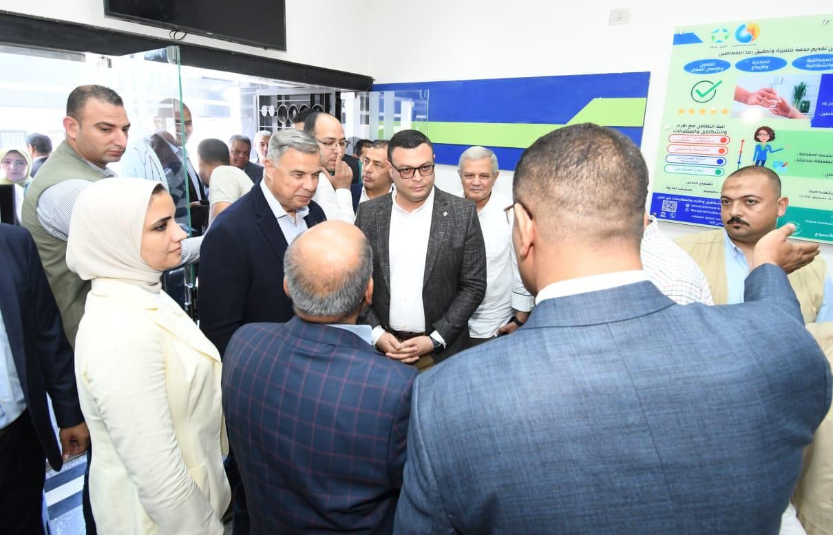 وزير الإسكان ومحافظ الإسكندرية يتابعان سير العمل بمنظومتى مياه الشرب والصرف