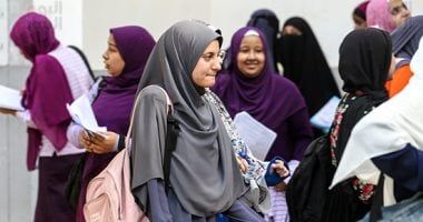 طلاب القسم العلمى بالثانوية الأزهرية يؤدون امتحان الفيزياء اليوم